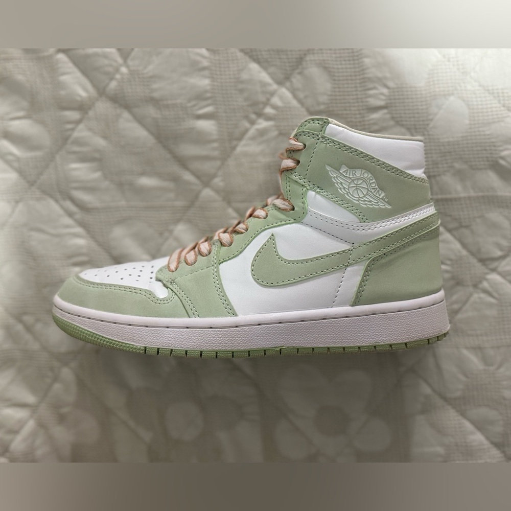 Jordan 1 Retro High OG
Seafoam (Women's)